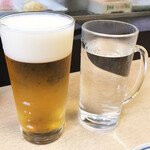 すしざんまい - 生ビール748円、芋焼酎お湯割り660円。ちょっと値段が上がりましたね。仕方なし。肴が美味しいので合計8杯をいただいてしまいました