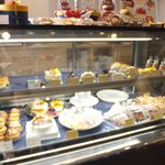 ヒノシン - ショーケースに並ぶケーキ