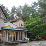 別荘地の森の中にひっそりと