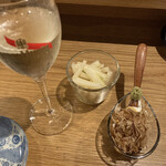 Warayaki Sutando Yasuda - 左から、白ワイン・セロリの浅漬け・マスカルポーネのおかか醤油和え
