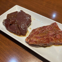 焼肉 大貫 - 左からレバー、ハラミ