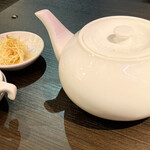 Chakun Shourompou Hanten - まず出てくるホットウーロン茶と小籠包用の生姜とレンゲ