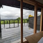 Cernia - テーブルから外の様子を撮影