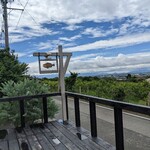 Cernia - お店のウッドデッキから