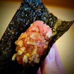 鮨駒 - マグロのタタキ ネギといぶりがっこの巻物