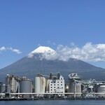 田子の浦港 漁協食堂 - 駐車場からの富士山