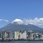 田子の浦港 漁協食堂 - 駐車場からの富士山