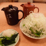 黒豚料理 寿庵 - 漬け物とキャベツ