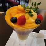 東京ステーションホテル ロビーラウンジ - 初夏のマンゴーパフェ