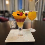 東京ステーションホテル ロビーラウンジ - 初夏のマンゴーパフェとマンゴーソーダ