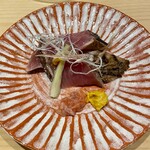 鮨処 池上 - 鰹のたたき 島らっきょう 酒盗 塩パラ辛子で