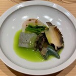 鮨処 池上 - 先付け：知多半島のタイラギ貝の貝柱 セリ よもぎ麩 蝦夷鮑 うすい豆のすり流し
