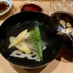 鮨処 池上 - お椀：アイナメ 姫竹 蓮根 ちいたけ 三度豆 木の芽 道南真昆布の一番出汁