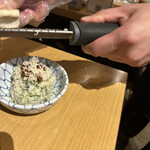 釣宿酒場マヅメ - 席で、釣宿のポテトサラダにワサビを擦ってくれる