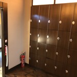 グルメ回転寿司 函太郎 - 個室前の下駄箱