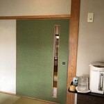 グルメ回転寿司 函太郎 - 個室の扉（背が低いです）