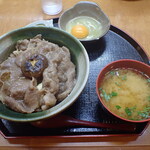 ミートピア - すき焼き丼（味噌汁と漬物が付きます）