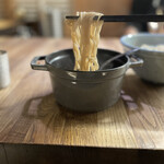 和醸良麺 すがり - 鉄鍋なのでアツアツです