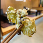 郷土料理ともん - 一回目の天麩羅盛り　ヤマブドウ　ブドウっぽい〜ほんのり酸味と葡萄の木の香りというかっ笑　byまみこまみこ