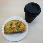 AKASAKA BAKERY SOYBA - エビアボカドタルティーヌ、コーヒー