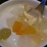 杏仁豆腐にナタデココなどを入れた