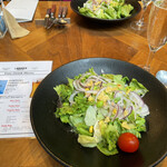 Dining & Bar LAVAROCK - サラダはスタッフさんがよそってくれてお変わり自由。野菜が新鮮でドレッシングも美味。