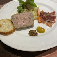 厳選洋食さくらい - 前菜3種盛り。生ハム、肉のパテ、鯛のカルパッチョ。
