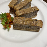 厳選洋食さくらい - さくらい特製キッシュは、鳥レバーと鴨のキッシュでした。ゴボウの味がして美味しかったけれど一切れで満足でした。シェアして2切れづつ食べました^_^