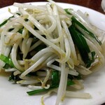 鶴亀 - ニラともやし炒め 350円(税込)(2023年6月1日撮影)