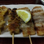 鶴亀 - とり皮 200円(税込)＋豚バラ 280円(税込)(2023年6月1日撮影)