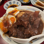 安参 - 定番の“煮込み”。食した後にジンワリと味わいが広がります。これで焼酎のロック…。僕は最高のコンビネーションだと感じました。