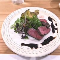 寿し鶴寿庵 - エゾ鹿ステーキ、これは隣の人が頼んでるのを見てとっさにこっちもください！ってなりましたヾ(`･д´･)ー|) ≫――>