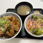 Yoshinoya - 焦がしねぎ焼き鳥丼と、生野菜サラダ味噌汁セット