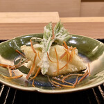 鎌倉 北じま - アオリイカ 独活 いんげん豆 真竹 天ぷら 餡掛け バチコ
      天ぷらにひと手間加えた仕立て、美味しいです♪
      刻んだバチコの塩味がアオリイカに抜群に合いますね！
      葛でとろみを付けた餡がいい味してます♪