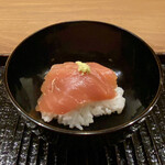 鎌倉 北じま - キハダ鮪の漬け丼 アカモク
      相模湾でもキハダ鮪は獲れますからもしかしたら！？
      あっさりとして軽い味わいのキハダ、サッとだけ漬けにした仕立てがやはり光ります！
      鮪の下にはアカモクを忍ばせています。