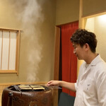 鎌倉 北じま - 茄子のステーキ
      一度揚げた茄子を、提供する直前に北嶋さんが鎌倉彫りの大きな火鉢で炭火で炙っています♪