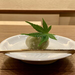 鎌倉 北じま - 五月雨（和菓子）
      温かなそら豆を餡にした葛餅です。
      私葛餅が苦手なのですが、不思議と日本料理店でいただく出来立ての葛餅なら美味しくいただけるのです！
      そら豆のザラリとした食感が良かったです♪