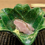 鎌倉 北じま - 皮めを炭火で炙ったクロムツ 魚人長谷川さんより
      色鮮やかなお皿！
      北嶋氏が皮めに炭を当てると煙がもくもくと、室内に香ばしい香りが立ち込めます。
      脂のりが素晴らしいですね、雑味がなくとても美味しいです♪