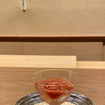 鎌倉 北じま - 苺のゼリー（苺は横須賀長井漁港近くより）
      バカラのグラスが素敵！
      プルンプルンのゼリーの甘酸っぱさがナチュラルで実に美味しい甘味です♪
      苺のプチプチが活きていますが、このプチプチ種じゃないですよ！