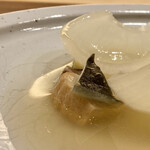 鎌倉 北じま - スッポン（愛知県産）と新玉葱
      新玉葱に包まれたスッポンをお披露目します。
      スッポンの下にはお麩、いい味染みてます♪