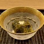 鎌倉 北じま - ワカメ 佐島の真蛸 マンボウの腸 ホースラディシュ
      柔らかくに炊かれた煮物にホースラディシュが爽やかな演出♪
      マンボウは腸が1番美味しいのですね、癖がなくコリコリとした食感です。
      真蛸がめちゃうま♪