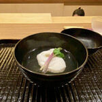 鎌倉 北じま - クエとよもぎ豆腐 ハマボウフウのお椀
      お出汁が香り良く沁みます。
      魚人長谷川さんが取って来られた蓬を使っているのですね！
      熱海近海で採れた28kgアップのクエ、椀物に合わせると実に美味しいのです♪