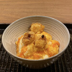 鎌倉 北じま - 鮪の玉締め
      鮪のカツ丼です♪
      鮪カツに山椒をアクセントに、さっぱり爽やかで美味しいd(^_^o)
      埼玉県は深谷のたまごがふわりとしてますね！
      味付けも甘さ控えめにさっぱりとして美味しかったです♪