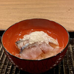 鎌倉 北じま - 燻製した鯖の冷製茶漬け
      調理場からザクザクと音が聞こえてきます。
      聞けば出汁氷を削る音なのです！
      仕上げに北嶋さんが出汁氷を我々のお椀にかけて下さいます。
      冷たい！！
      さっぱりしてこれも良かったです♪