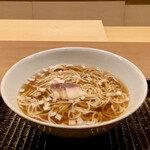 鎌倉 北じま - 鯨のラーメン
      北嶋さんの締めの定番ですね！
      さっぱりとすすぅーと軽くいただけます。