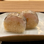 鎌倉 北じま - 太刀魚の棒寿司
      酢飯の酸に太刀魚のさっぱりとした旨味が良く馴染んでますね！
      身質の良さが太刀魚の鮮度の良さをそのまま表しています。
      今シーズンの太刀魚は味が良く大当たりだと思います♬