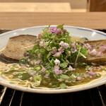 鎌倉 北じま - 茄子のステーキ（仕上げに鎌倉彫りで炭火焼き）
      一度揚げた茄子を直前に北嶋氏が鎌倉彫りの大きな火鉢で炭火焼きにした、茄子のステーキです。
      お出汁が凄く美味しいです♪
      花穂紫蘇の香りもとっても良いです。