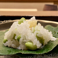 鎌倉 北じま - えだ豆 そら豆 貝柱の天ぷら 飯蒸し
                    この時期に相応しいお豆を使った飯蒸し、緑色が映えています。
                    一緒に貝柱の天ぷらを合わせるのが面白みがあります♪
                    お米の美味しさがくっきりと、お腹が落ち着きました。