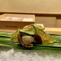 鎌倉 北じま - トコブシと鮑 雷干しの胡瓜 お酢のゼリーがけ
                    見た目にも涼やかな盛り付けが素敵です♪
                    こんな設えの先付はほんと良いですね。
                    ほんのりとした苦味に酢の柔らかな塩梅、上品な美味しさです♪