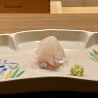 鎌倉 北じま - お造り コチ 魚人長谷川さんより 1.8kg
                    お皿に描かれているのは菖蒲かアヤメでしょうかね、お皿の使い用にも気配りされ風情があります。
                    今時期が旬のコチ、上品な甘みがあります♪